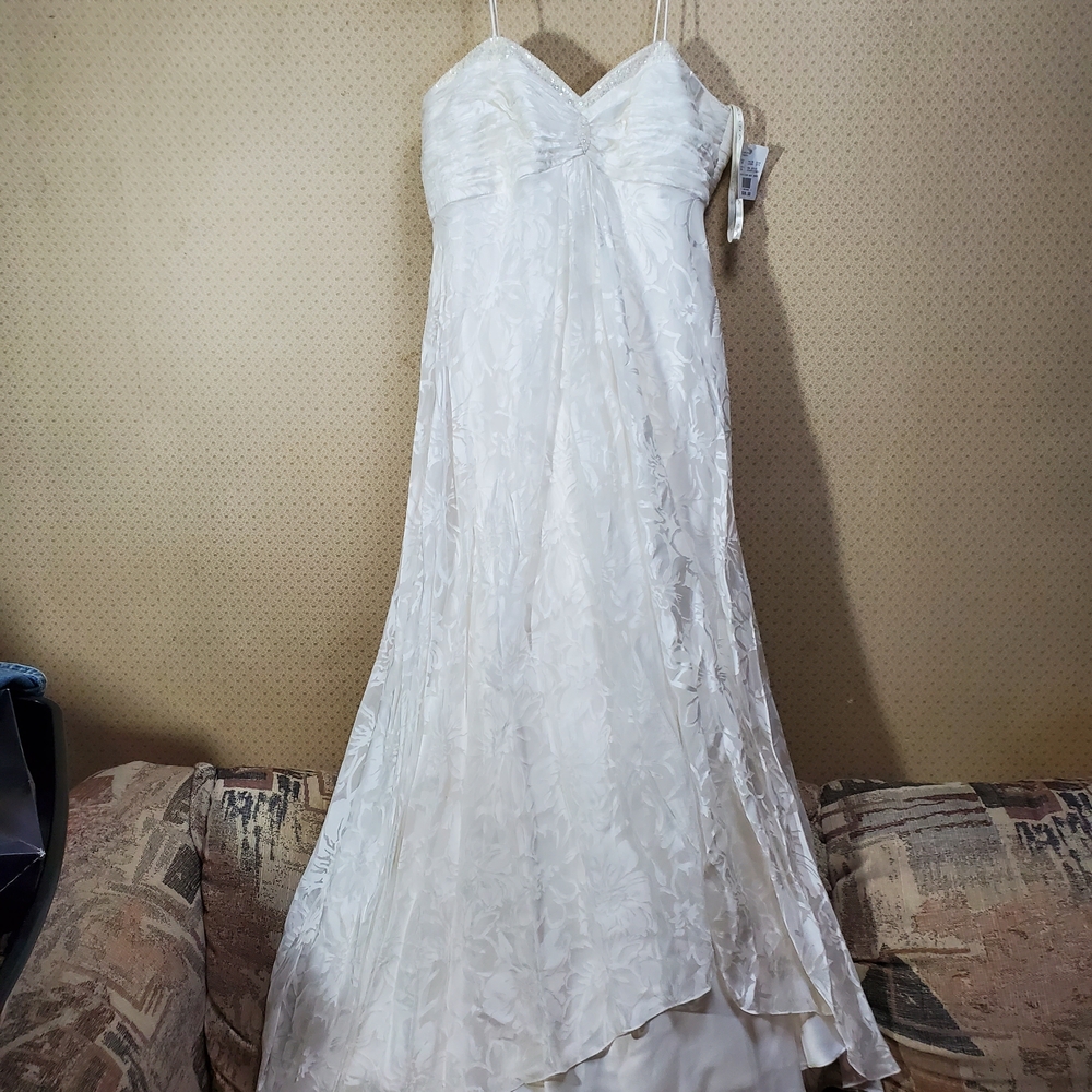 Elegant NWT Ivory Floral Wedding Gown